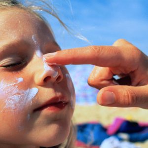 کرم ضدآفتاب از تمهیدات مراقبت از پوست در برابر خورشید در کودکان