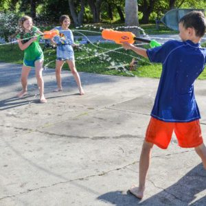 تفنگ آبپاش وسیله ای هیجان انگیز برای آب بازی در فصل تابستان