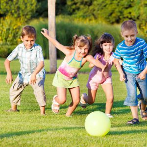 بازی کردن و اهمیت انتخاب وسایل بازی برای داشتن یک کودک شاد