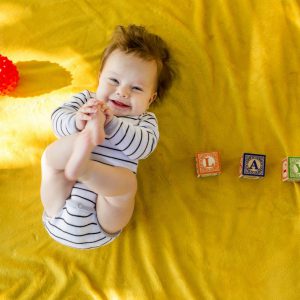 بزرگ کردن کودکان شاد و آنچه نوزاد شما می آموزد از تولد تا 12 ماهگی