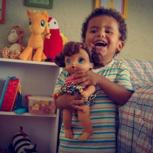 آیا عروسک بازی پسرها یک امر طبیعی است؟
